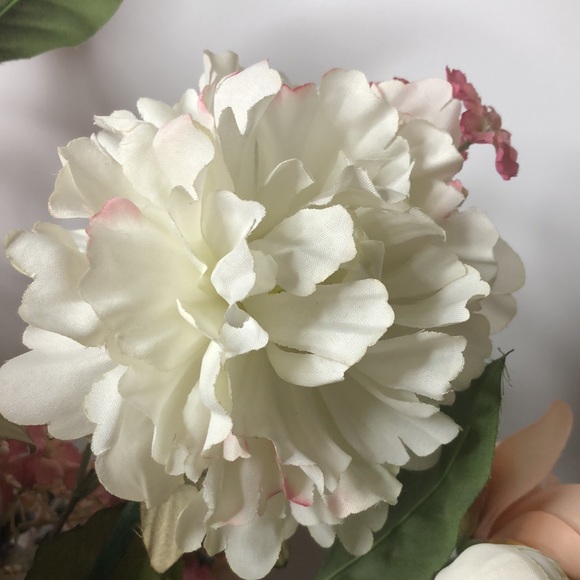 Silk Floral Arrangement - Picture 3 of 8